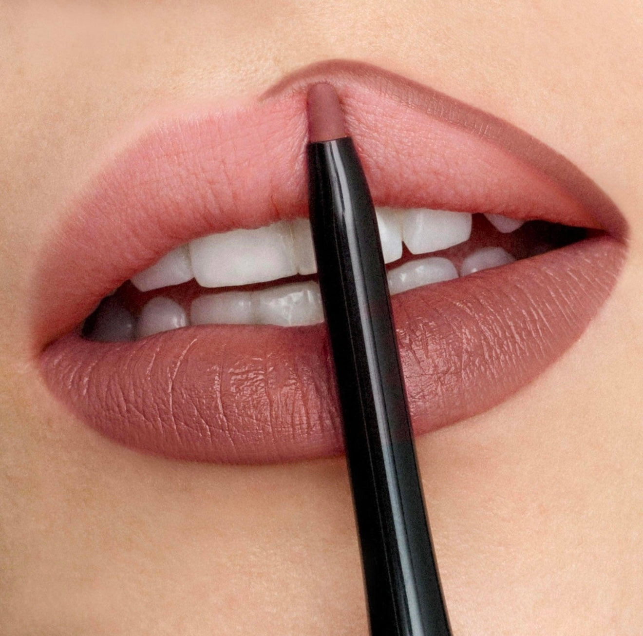 Kit de contour des lèvres REVOLUTION Retro Luxe - Crayon et rouge à lèvres (pack économique)