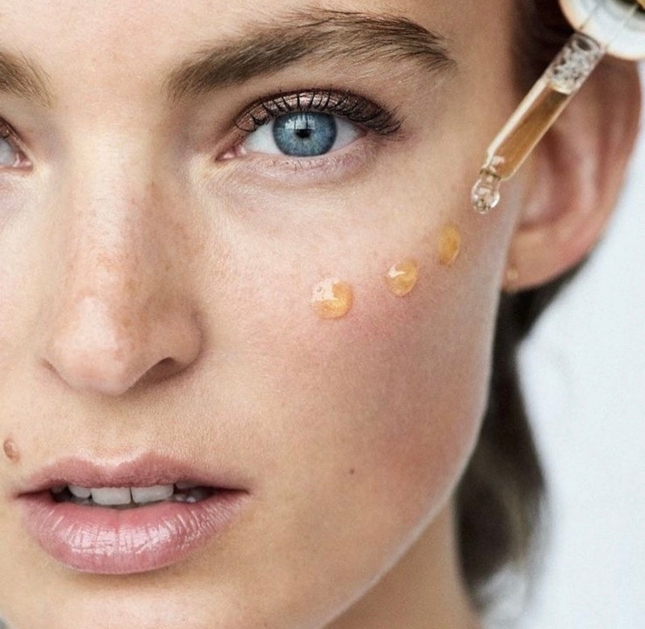 Huile de cuisson REVOLUTION - Hydrate et prépare pour un maquillage parfait
